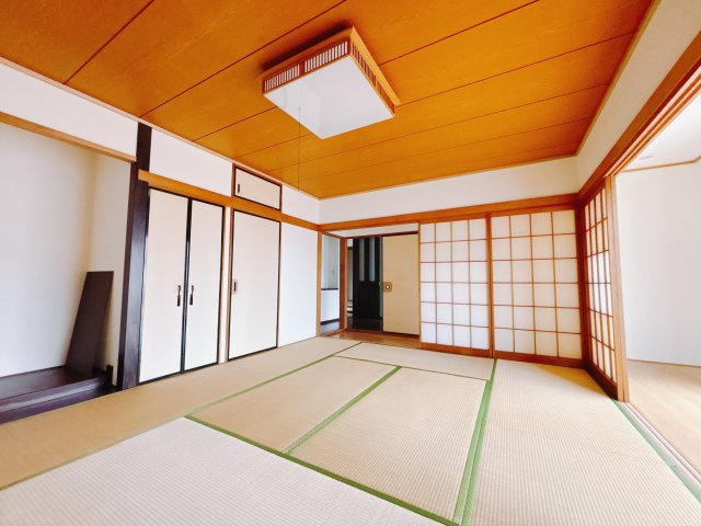 【中古戸建】高崎市金古町の和室|■1階和室｜「続き間の和室」は子育て世代にこそ適しています。お子様のお昼寝スペースや、洗濯物をたたむのに便利です。客間やリビングの延長としても使えます。