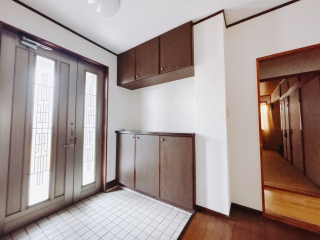 【中古戸建】高崎市金古町の玄関|■玄関｜毎日の「いってらっしゃい」や「お帰りなさい」を大切なご家族と過ごす玄関は〈使いやすさ〉を追求しております。玄関横の物入は急な来客時でもさっとお片付けできるスペースを確保しています。