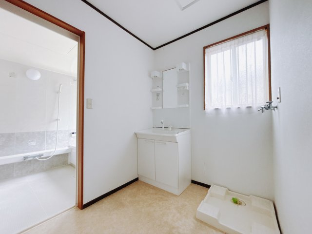 【中古戸建】高崎市金古町の独立洗面台|■洗面室｜ゆとりのある洗面脱衣室ではお子様と並んで歯磨きもできるので一緒に成長を楽しめます♪ひろびろとした洗面室で、朝の準備も楽しくなります☆.*