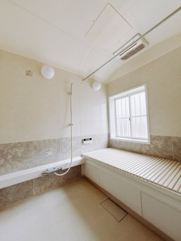 【中古戸建】高崎市金古町の浴室|■浴室｜大人が足を伸ばしても入れる広々浴槽ですので、肩まで浸かって体全体をしっかり温められます。大きな窓がついておりますので、湿気で篭りがちなバスルームも換気することができます( ＾＾ )