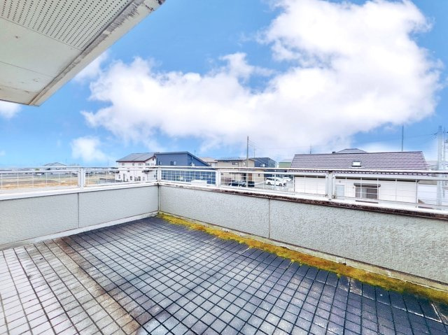 【中古戸建】高崎市金古町のバルコニー|■バルコニー｜あたたかな陽のひかりを浴びることのできるバルコニー。お洗濯物やお布団を干せば、家族みんなが気持ちよく暮らすことができます(*^^*)