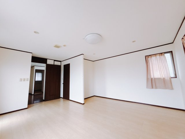 【中古戸建】高崎市金古町の寝室|■主寝室｜お洒落なアクセントカラーが入っているので、シックな雰囲気になっております。落ち着いた雰囲気で夜はよく眠れそうですね