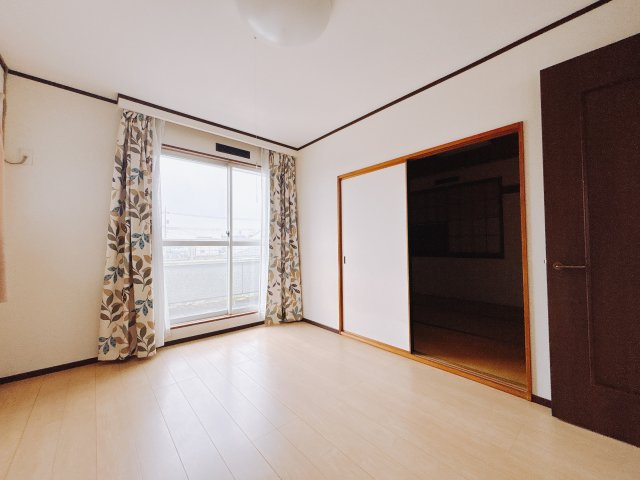 【中古戸建】高崎市金古町の洋室|■2階洋室｜2階洋室には大きな窓をご用意しています。日中はあたたかな日差し差し込み自分時間も充実できますね＾＾