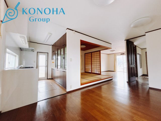 【中古戸建】高崎市金古町の居間・リビング|■リビング｜陽当たり良好のリビングダイニング♪賃貸では叶わなかった、お友達とのホームパーティや大音量で映画やテレビを楽しむことができます(*^^*)