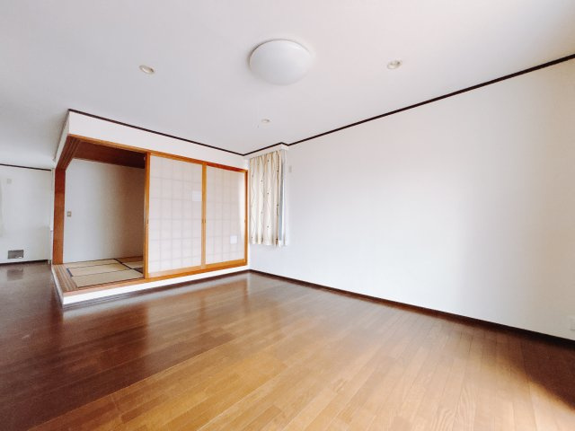 【中古戸建】高崎市金古町の居間・リビング|■リビング｜窓から射し込む陽射しが縦横に広がり、あたたかな空間を形作ります♪木目のきれいなフローリングとシンプルな壁紙は、一日中家に居ても飽きることなく過ごすことができる素敵な空間です♪