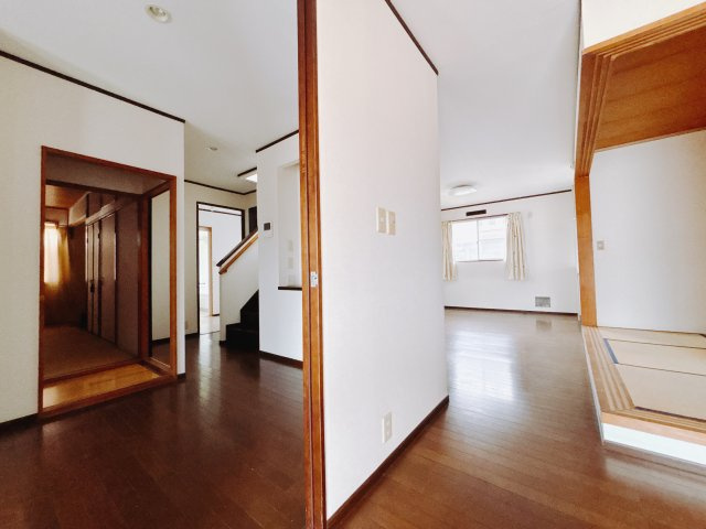 【中古戸建】高崎市金古町の居間・リビング|■リビング｜落ち着きのある表情を見せるリビングダイニング。太陽の光がたっぷり差し込むリビングは、自然とご家族が集まる居心地の良い空間です。