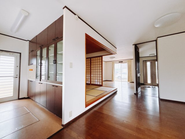 【中古戸建】高崎市金古町の居間・リビング|■リビング｜大きい窓からあたたかいたっぷりの光が入ります♪開放的な空間で毎日をもっと快適に(*＾＾*)