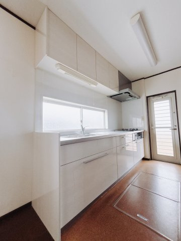 【中古戸建】高崎市金古町のキッチン|■キッチン｜ワークトップの幅が広く、お子様といっしょにお料理をつくったり、ちょっとしたパーティーも楽しめます。フラットなのでお掃除がしやすいのもポイントです♪