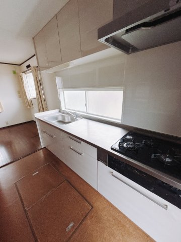 【中古戸建】高崎市金古町のキッチン|■キッチン｜ワークトップ下には、圧力鍋やパスタ鍋などのかさばる調理器具もラクラク収納可能なスライド収納！ものが溢れがちなキッチン回りもスッキリきれいに管理ができます♪