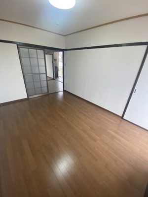 【居間・リビング】 | ドミール下石田 | こちらのリビングで趣味の時間をお楽しみください