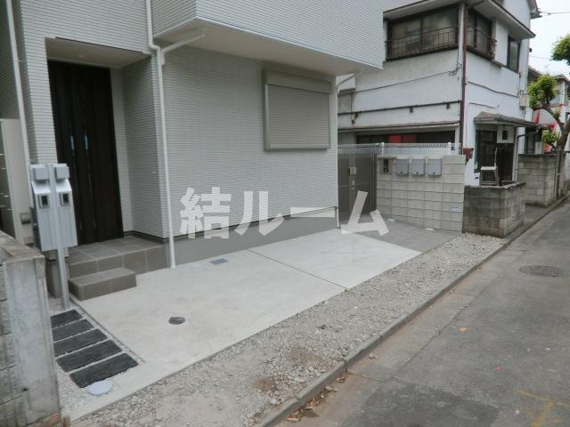 新宿区西早稲田２丁目のアパートのエントランス