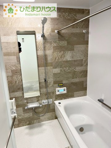 【浴室】 | かすみがうら市稲吉5丁目　中古戸建 | 清潔感のある浴室は自分一人のリラックス空間を演出してくれます。もちろんお子様と一緒でも十分な広さがあり快適です(^^♪