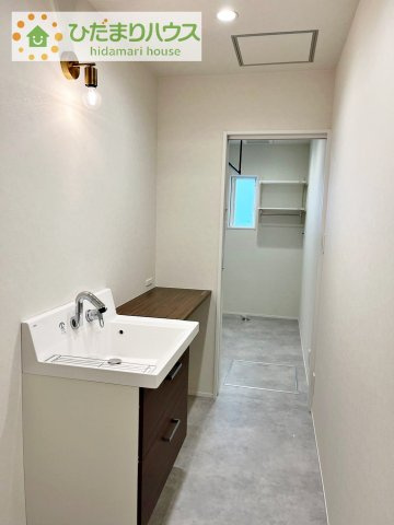 【独立洗面台】 | かすみがうら市稲吉5丁目　中古戸建 | 朝シャンや日々のお手入れにも便利なシャワー付き洗面化粧台♪