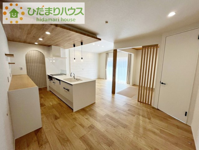 【居間・リビング】 | かすみがうら市稲吉5丁目　中古戸建 | 早くお仕事終わらせて、家に帰りたくなるようなリビングです(^^♪