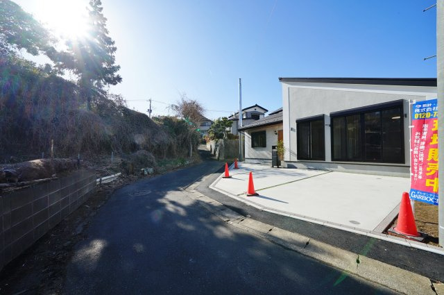 【横浜市旭区桐が作1662-1新築戸建て】★仲介手数料無料★（左近山小学校・左近山中学校）の前面道路含む現地写真