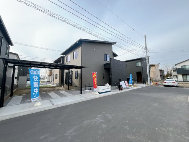 熊谷市末広4丁目　の前面道路含む現地写真|前面道路は閑静な住宅地をはしる車通りの少ない道路。お車の出し入れが苦手なママや小さなお子様にも安心ですね。しっかり舗装もされているので、ベビーカーや自転車で通っても快適に通行できます。