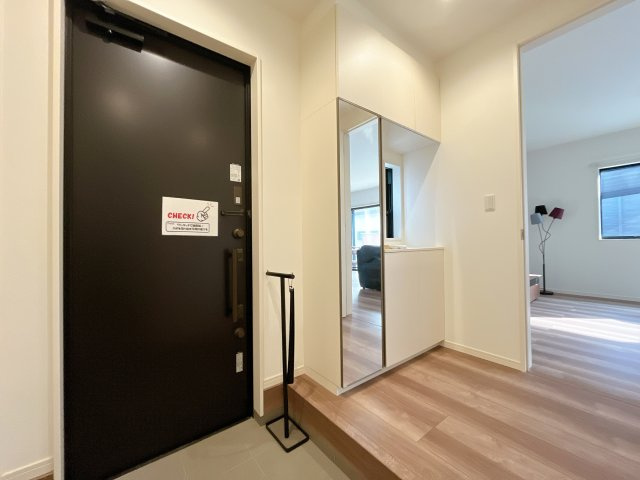 熊谷市末広4丁目　の玄関|上下棚にたっぷり靴を収納できます。「ただいま」と玄関を開けた瞬間から、奥に広がる空間を明るい室内を感じられますね♪