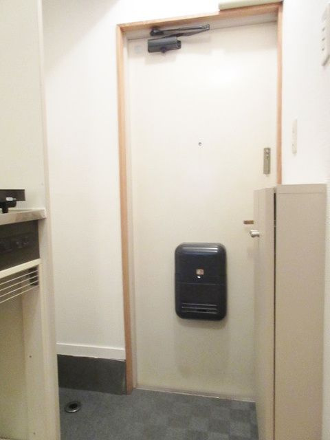 西東京市芝久保町５丁目のアパートの玄関