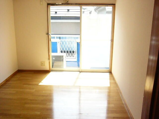 西東京市芝久保町５丁目のアパートの居間・リビング