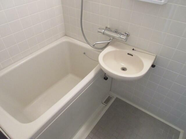 西東京市芝久保町５丁目のアパートの浴室