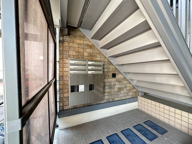 ビレッジ北久保 B棟のエントランス