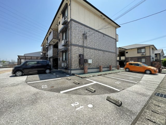 ビレッジ北久保 B棟の駐車場