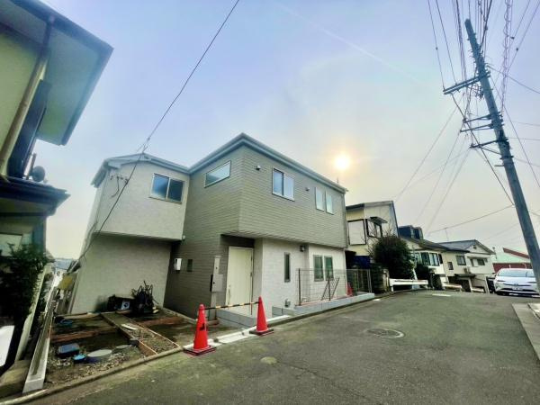 横浜市旭区四季美台の新築一戸建の前面道路含む現地写真|落ち着いた街並みになります。
是非一度、現地へお越しください。 
ご自宅までの送迎もいたします
