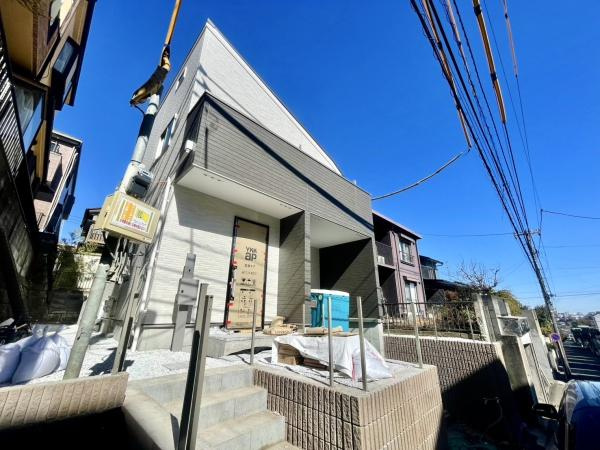 横浜市南区永田山王台の新築一戸建の外観|同仕様物件もご案内をさせて頂きます。
お車でご自宅まで送迎承ります。