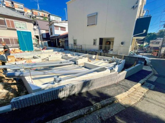 【前面道路含む現地写真】 | 現在建築中の為、同仕様物件のご案内をさせて頂きます。
お車でご自宅まで送迎承ります。