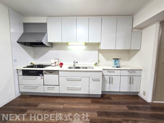 【キッチン】 | 阪急逆瀬台マンション　角部屋・リフォーム済み | 白色を基調とした洗練されたシステムキッチンです♪キッチン横にはカップボードも設けられており、スッキリとした印象です！！