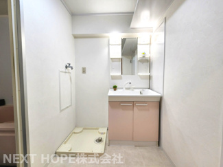 【独立洗面台】 | 阪急逆瀬台マンション　角部屋・リフォーム済み | 洗面化粧台です♪シャワー水栓で使い勝手も良いです！洗面台横には室内洗濯機置き場もございます！