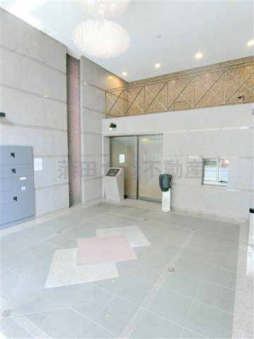 ルーブル京浜蒲田のエントランス|防犯カメラTVモニター付オートロック！宅配BOXメールBOXのある開放的なエントランス！