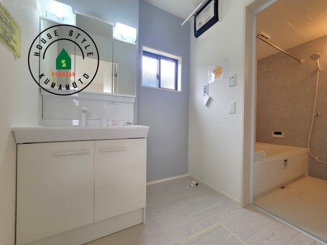 宇土市三拾町第1-2棟（1号棟）　の脱衣所|ゆとりの洗面スペースで朝の身支度もスムーズに。暮らしを快適に変えるシャワー付洗面台です！