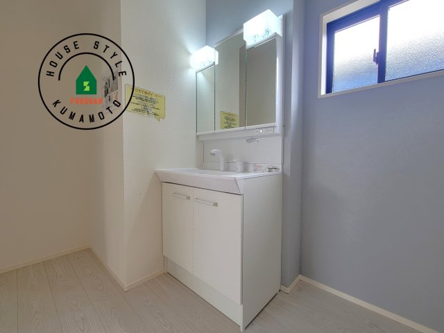 宇土市三拾町第1-2棟（1号棟）　の独立洗面台|毎日使うものだから清潔な空間を保ちたい水回り。洗面にはそんな願いを解消させてくれる収納アイデアが満載です。三面鏡の裏側にはキャビネットが現れ小物から背の高い物まで収納できます。