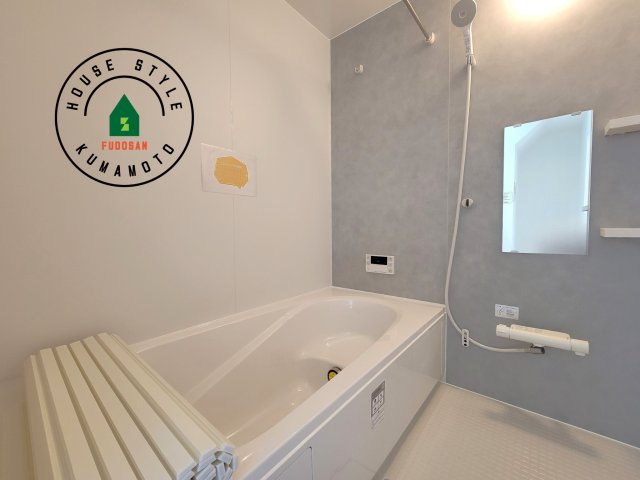 宇土市三拾町第1-2棟（1号棟）　の浴室|1日の疲れを癒してくれる広々バスルーム。雨の日のお洗濯にも大活躍な浴室乾燥機付です！