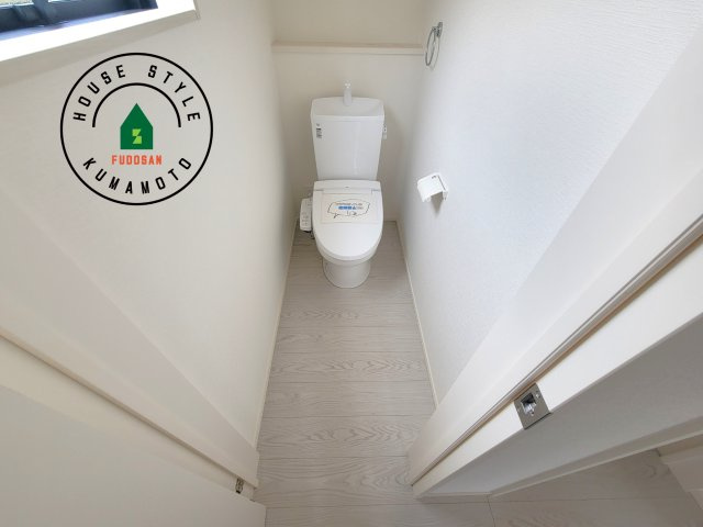 宇土市三拾町第1-2棟（1号棟）　のトイレ|温水洗浄便座を完備しております。2ヶ所にトイレがあるのは朝の慌ただしい時間も安心です。