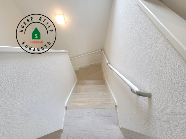 宇土市三拾町第1-2棟（1号棟）　の内装|＜手すり付階段＞手すりがないと階段の昇り降りで危険なことはもちろん、壁に手をつきながら歩くことで壁紙が汚れやすくなります。すべての方に快適に昇り降りしていただくため、手すりを設置しました。