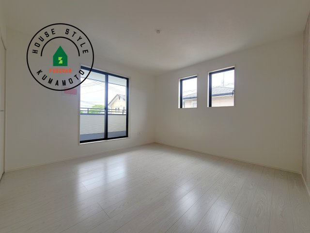 宇土市三拾町第1-2棟（1号棟）　の寝室|主寝室には収納力に優れたクローゼットがありますので、お部屋もすっきり片付きます。