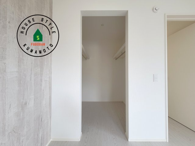 宇土市三拾町第1-2棟（1号棟）　の収納|洋服や大きな荷物が多い方や人数の多いご家族などは、一般的なクローゼットよりもウォークインクローゼットのほうが使い勝手が良いです。