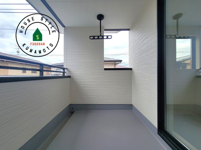 宇土市三拾町第1-2棟（1号棟）　のバルコニー|風をしっかりと感じられるバルコニーでは、毎日が洗濯日和です。広々としているので洗濯も楽しくなるでしょうし、気分転換にバルコニーからの眺めを楽しむのもいいでしょう。