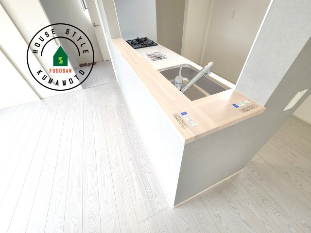 宇土市三拾町第1-2棟（1号棟）　のダイニング|キッチンから立ち込める香りが今日の料理を期待させます。