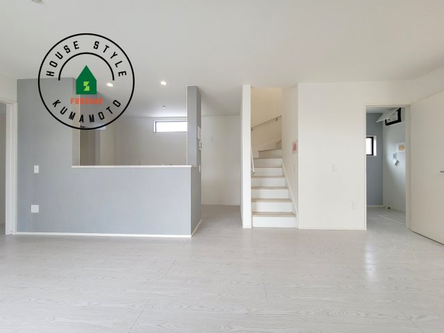 宇土市三拾町第1-2棟（1号棟）　の居間・リビング|キッチンからリビングをしっかり確認できます。家族の笑顔があふれる空間になりそうですね。