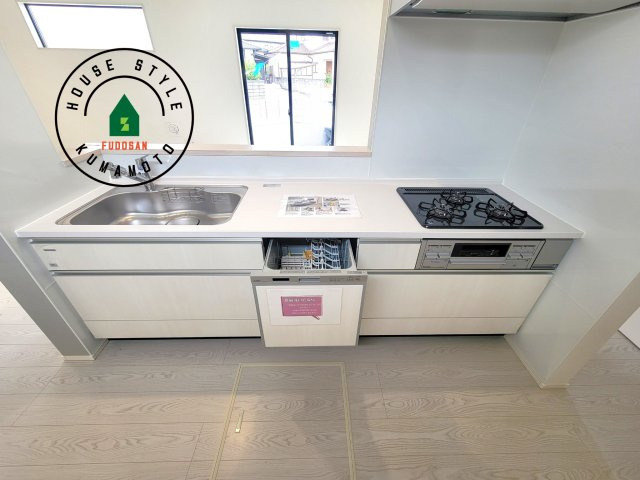 宇土市三拾町第1-2棟（1号棟）　のキッチン|ご家族を近くに感じられる対面キッチンのLDK。会話もはずみそうですね。