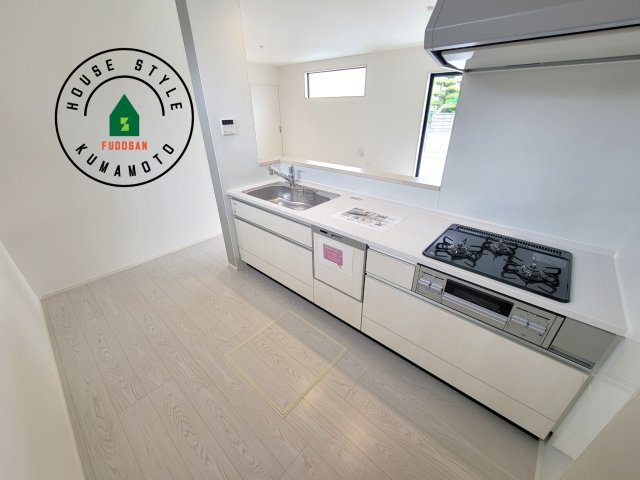 宇土市三拾町第1-2棟（1号棟）　のキッチン|ダイニングテーブルへの配膳がラクラク、お料理はかどるカウンター付きシステムキッチン！