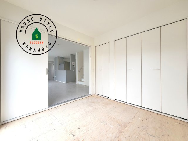 宇土市三拾町第1-2棟（1号棟）　の和室|和室を上手に活用すると暮らし方の幅が広がります。例えば普段は開け放して、子供の小さいうちはお昼寝や遊びのスペースに。畳はソフトなので転んでもケガをしにくく安心です