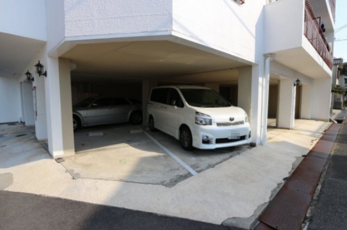 シャトレイユの駐車場