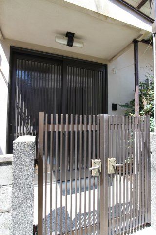 城が山1丁目戸建のエントランス