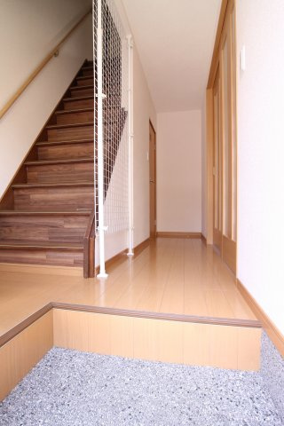 城が山1丁目戸建の玄関