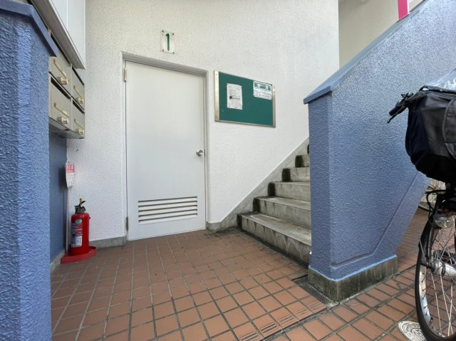 ハイツ甲村Ａ棟のエントランス
