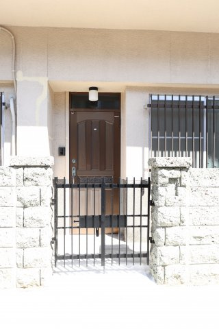 塩屋町６丁目テラスハウスのエントランス